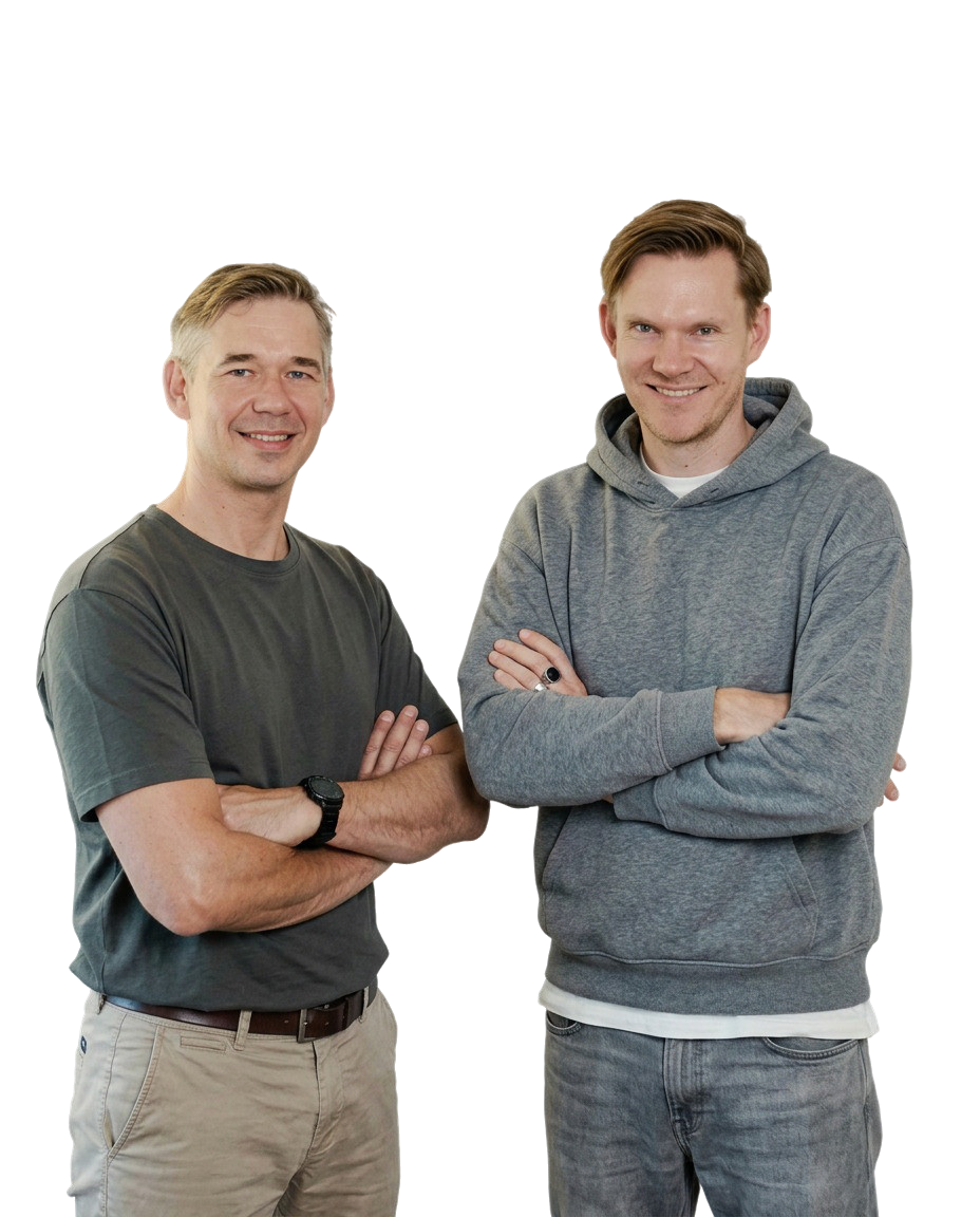 Zwei Entwickler des Teams mit verschränkten Armen